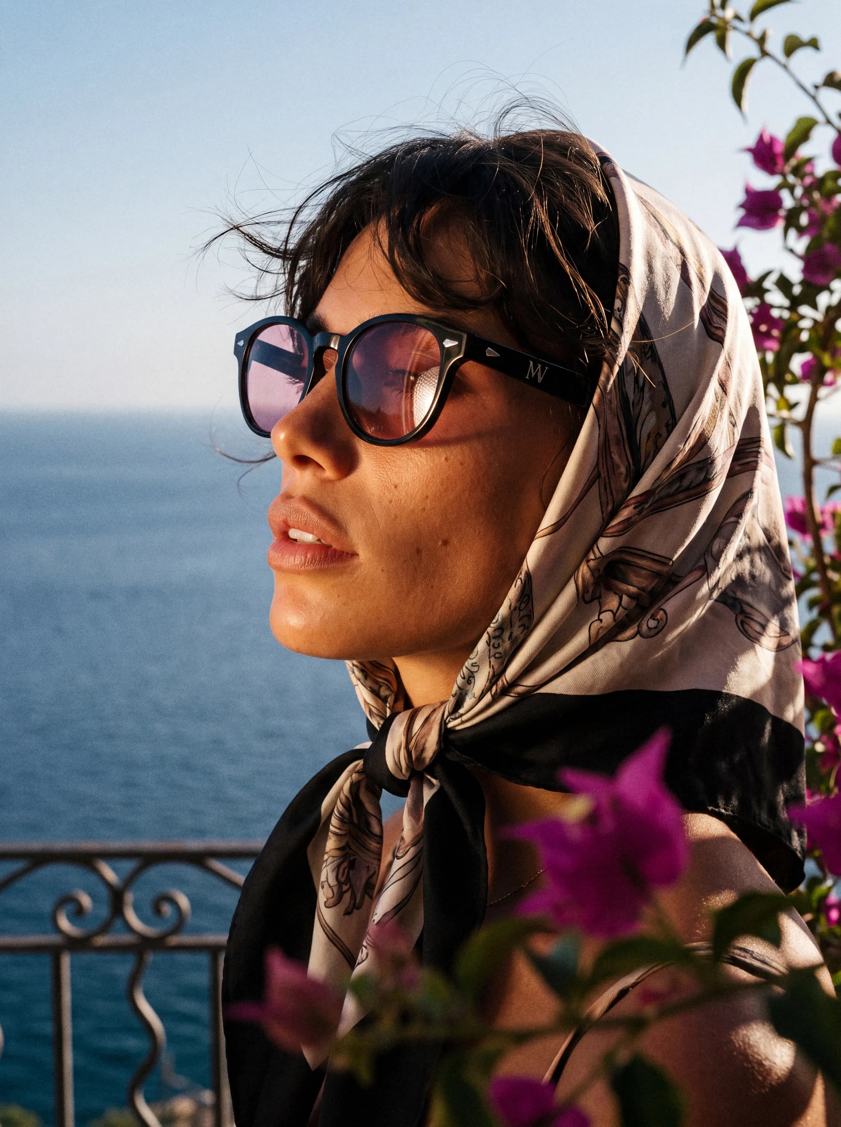 Une femme portant des lunettes Maison Vista sur un fond neutre